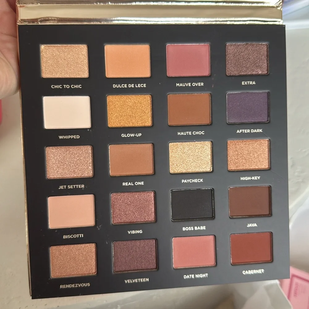 NEW- Iconic London Booming & Gleaming Eyeshadow Palette